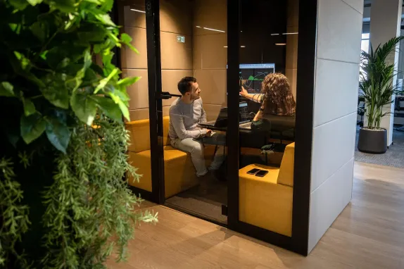 Zaměstnanci prezentují grafy