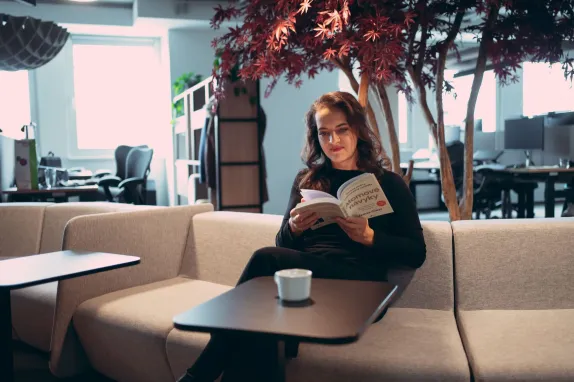 Žena si čte knihu