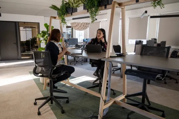 Kolegyně z epet spolu hovoří u stolu