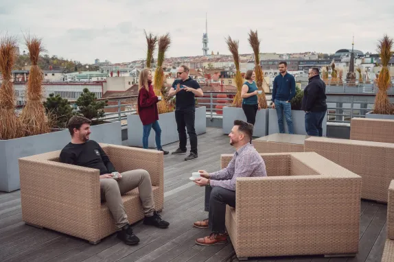 Kolegové z epet si spolu povídají na střeše budovy