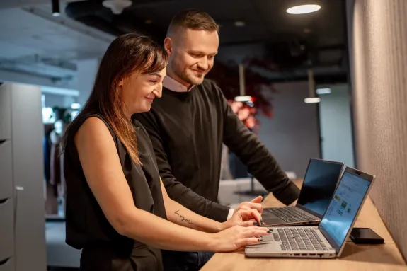 Kolegové pracují na počítači