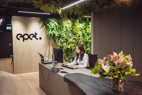 Žena za recepcí v epet