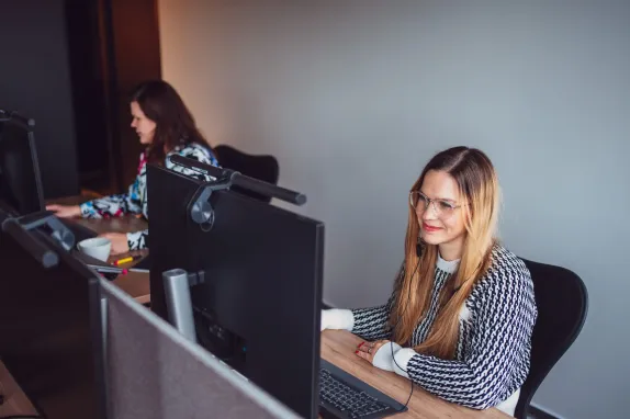 Žena pracuje na počítači