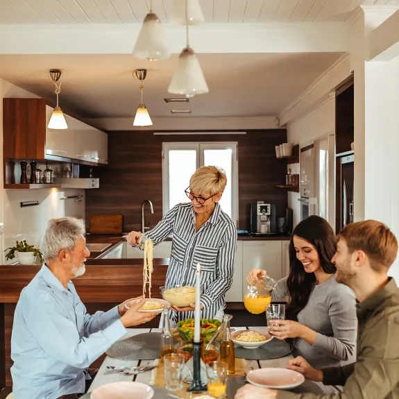 Rodina společně večeří
