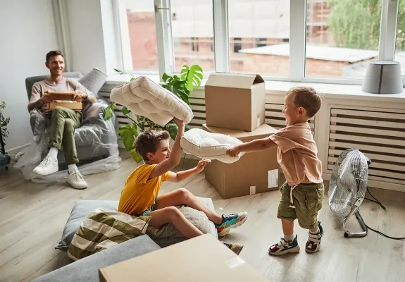 Děti si hrajou v novém bytě