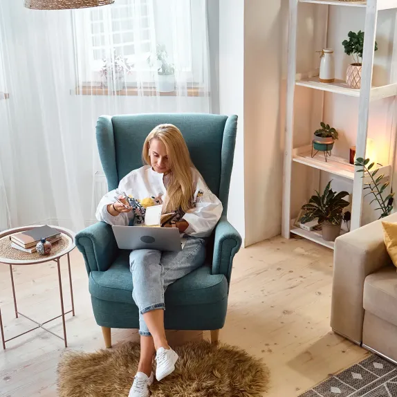 Žena v křesle s notebookem