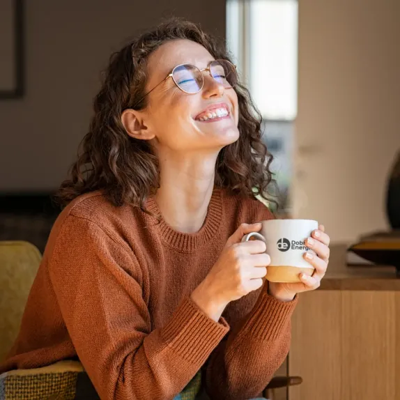 Usmívající se žena s hrníčkem Dobrá Energie
