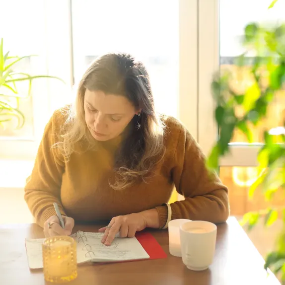 Žena vyplňuje papírový dokument