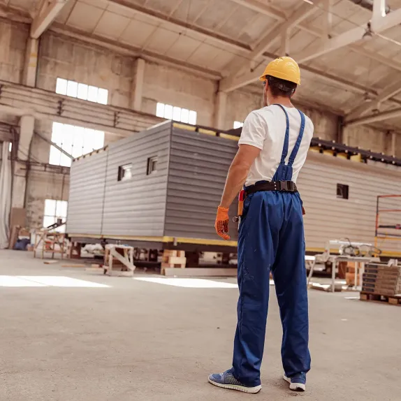 Pracovník v továrně