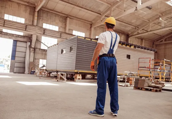 Pracovník v továrně